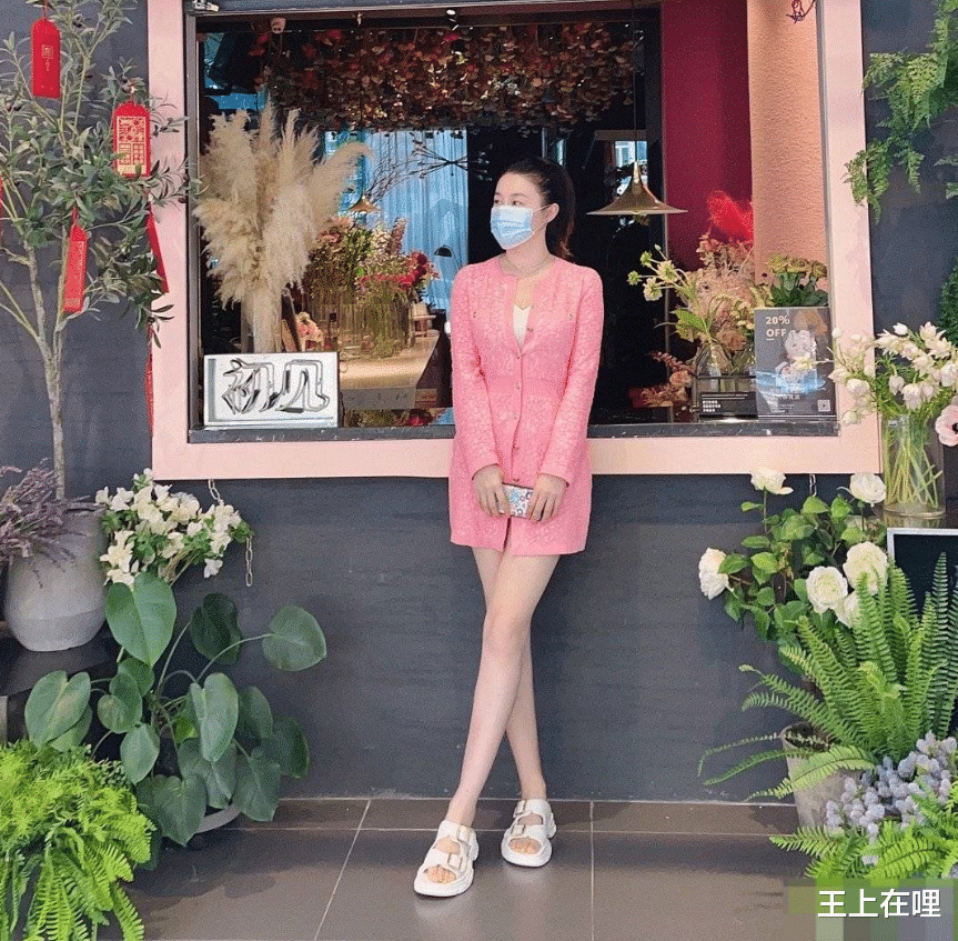关婷娜|关婷娜久违晒照！穿3万块的奢侈连衣裙，却因傲人上围“扣不上”