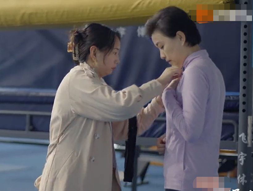 杨澜|?53岁杨澜穿紧身运动服录节目！身材太绝腰身细，一双长腿十分抢镜