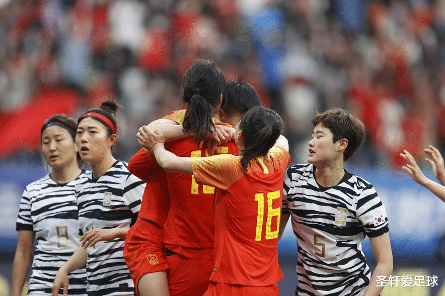 韩国队|中国女足狂欢瞬间，1韩国女神疯狂抢镜：掐腰摆姿势，球场变秀场