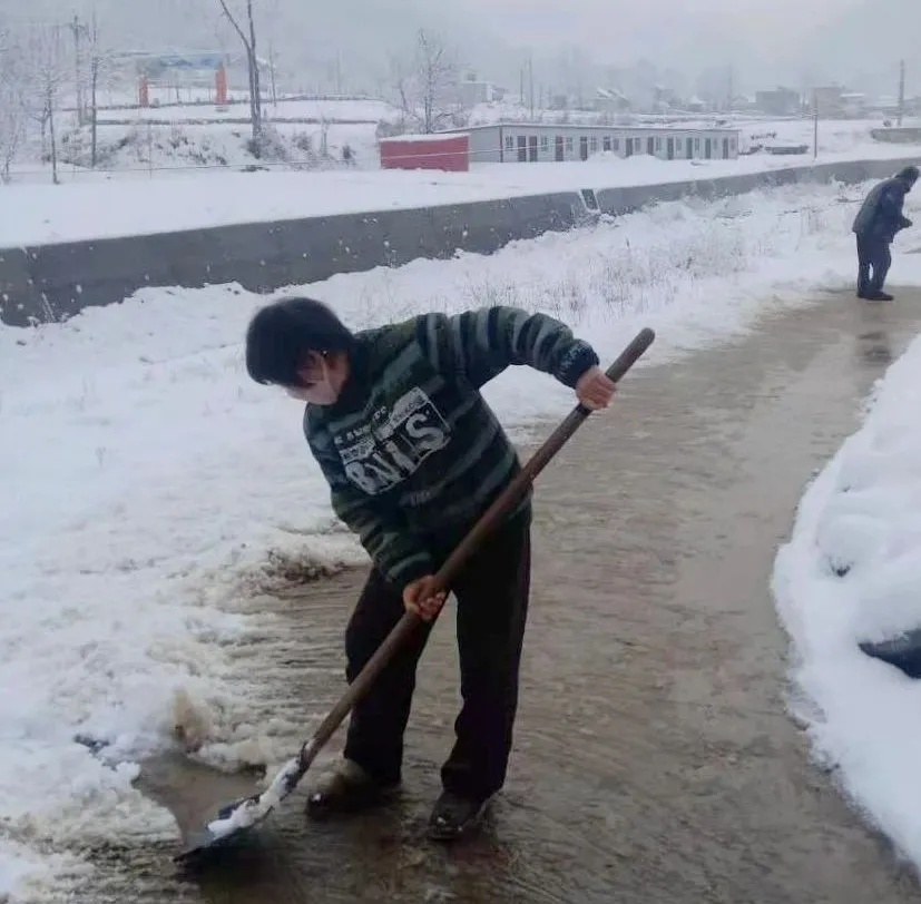 星耀見聞 盧氏縣官坡鎮：黨員群眾齊上陣 掃雪除冰保平安