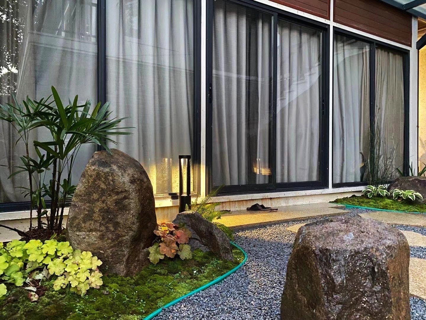 打造一个，建在地面下的“下沉式庭院”花园，比传统院落更实用