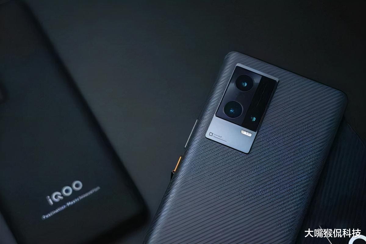 曲面屏|为什么越来越多的手机回归直屏？曲面屏不再香了吗？