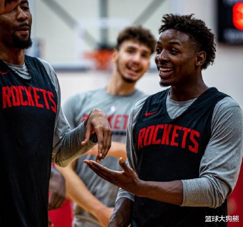 案件通报 福斯特离队，火箭队只需清理1人！裁人交易2选1？17人阵容将出炉