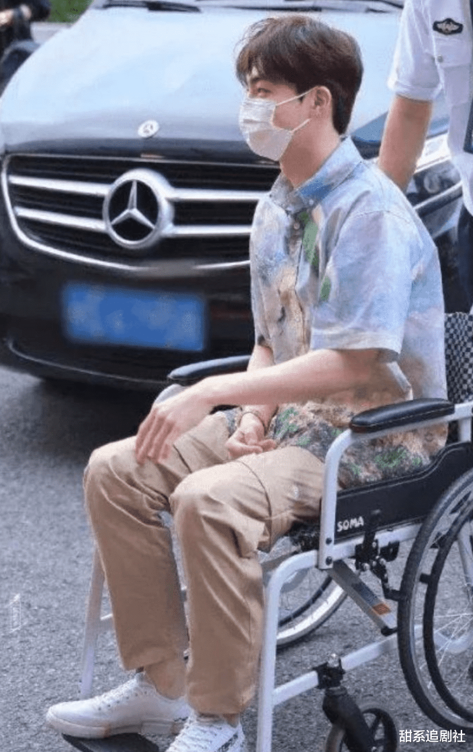 王彦霖|王彦霖大婚，伴郎韩东君、王鹤棣抢眼，陈立农坐轮椅送祝福