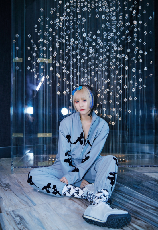 BiuFashion|窦靖童妹妹也十分有个性，窦佳嫄运动风配“混血”美瞳，可盐可甜