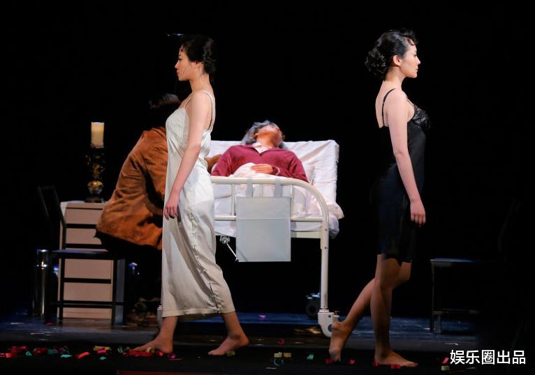 许晴|许晴早期商演旧照曝光，穿睡衣不怕显身材，光脚演出氛围感十足