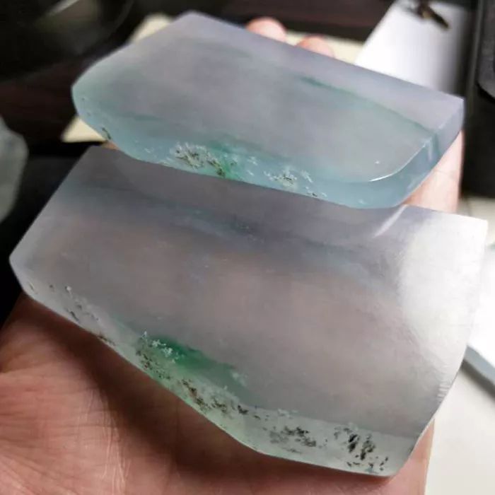 翡翠|拳头大小的翡翠原石，几次擦窗几次涨，成品更是不得了！