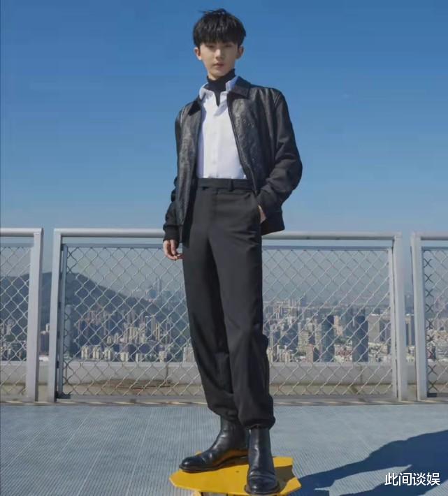 马嘉祺|时代少年团五人发文迎接十二月，马嘉祺拍照风格独特，宋亚轩文案可爱