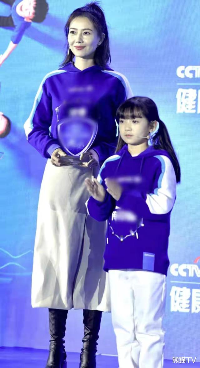 高圆圆|高圆圆带女儿参加闺蜜聚会！孩子梳刘海像赵又廷，超可爱