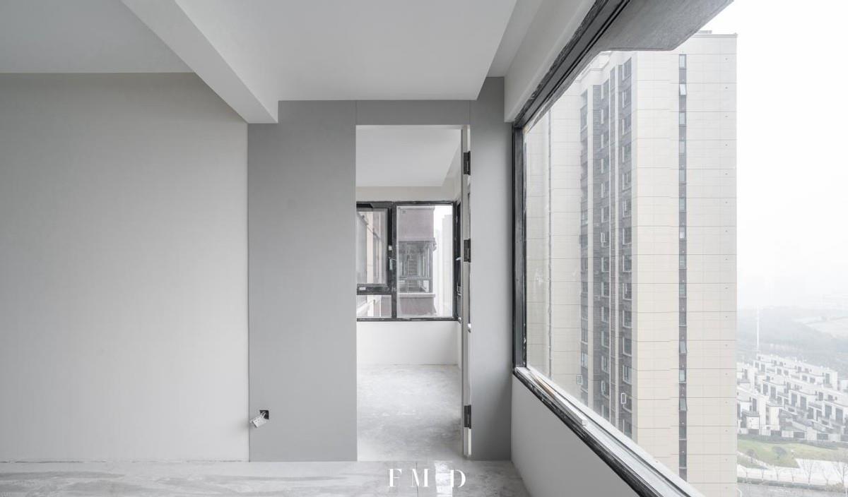 7米多长的大阳台户型,装隐形门藏一半留一半,洗、晒、住3不耽误