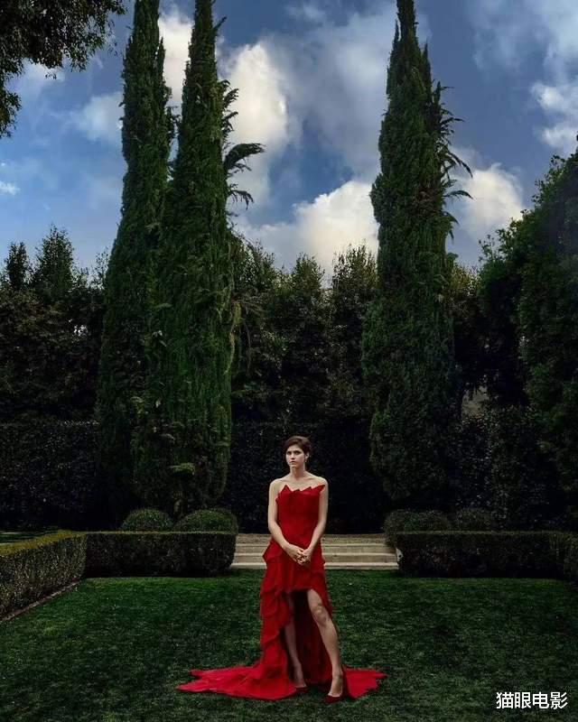 达达|35岁达达里奥魔鬼身材！抹胸黄色蓬蓬裙，网友：疯狂保存