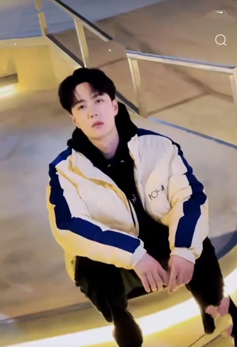 王一博|王一博是“变装”视频！库存太多忙清理，表情拽拽的像小孩