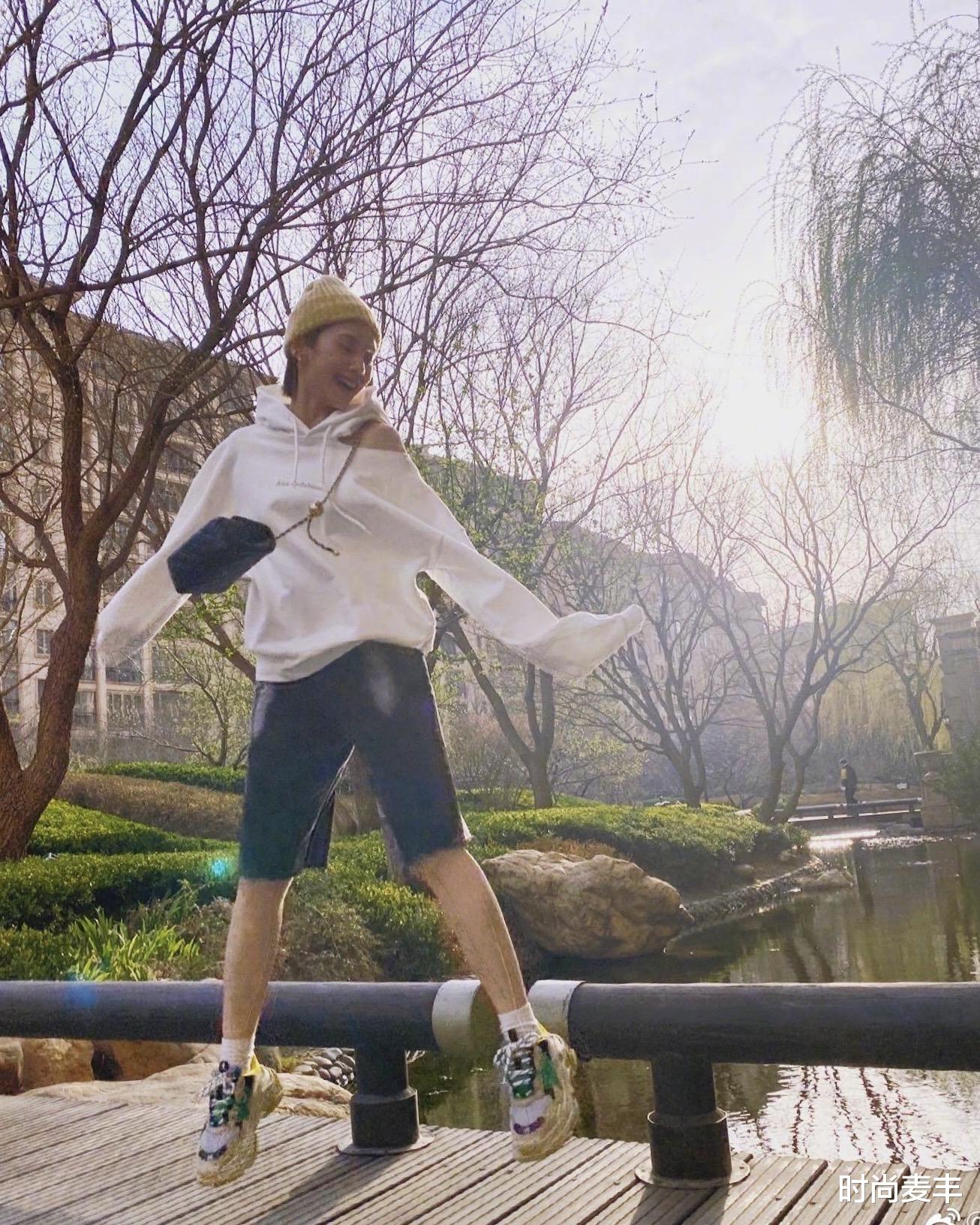 杨丞琳|杨丞琳发健身照片,白色短上衣配阔腿裤发尾都湿了,又飒又酷