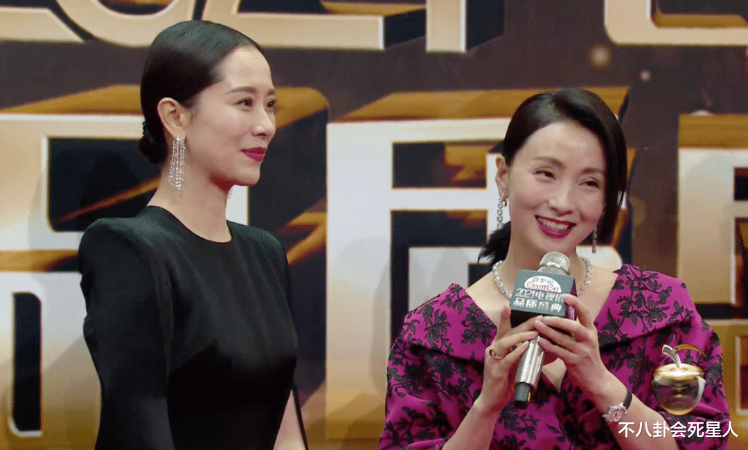 杨紫|女星走红毯火力全开：吴谨言全身涂粉，倪妮露排骨胸，杨紫又瘦了