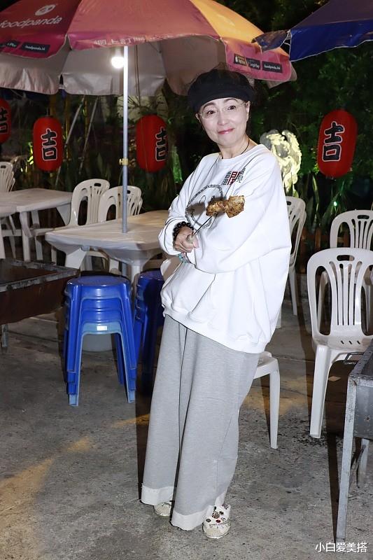 小白爱美搭|苑琼丹也逃不过“老年瘦”，虽宽松穿搭不显身材，但面部凹陷明显