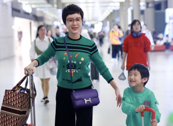 短发|金巧巧45岁还这么美，剪超短发俏皮又少女，身边的女儿撞脸杨洋