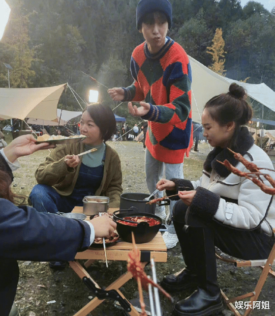 周迅|周迅、彭昱畅露营录节目被偶遇！前者气质超好状态佳，后者瘦脱相