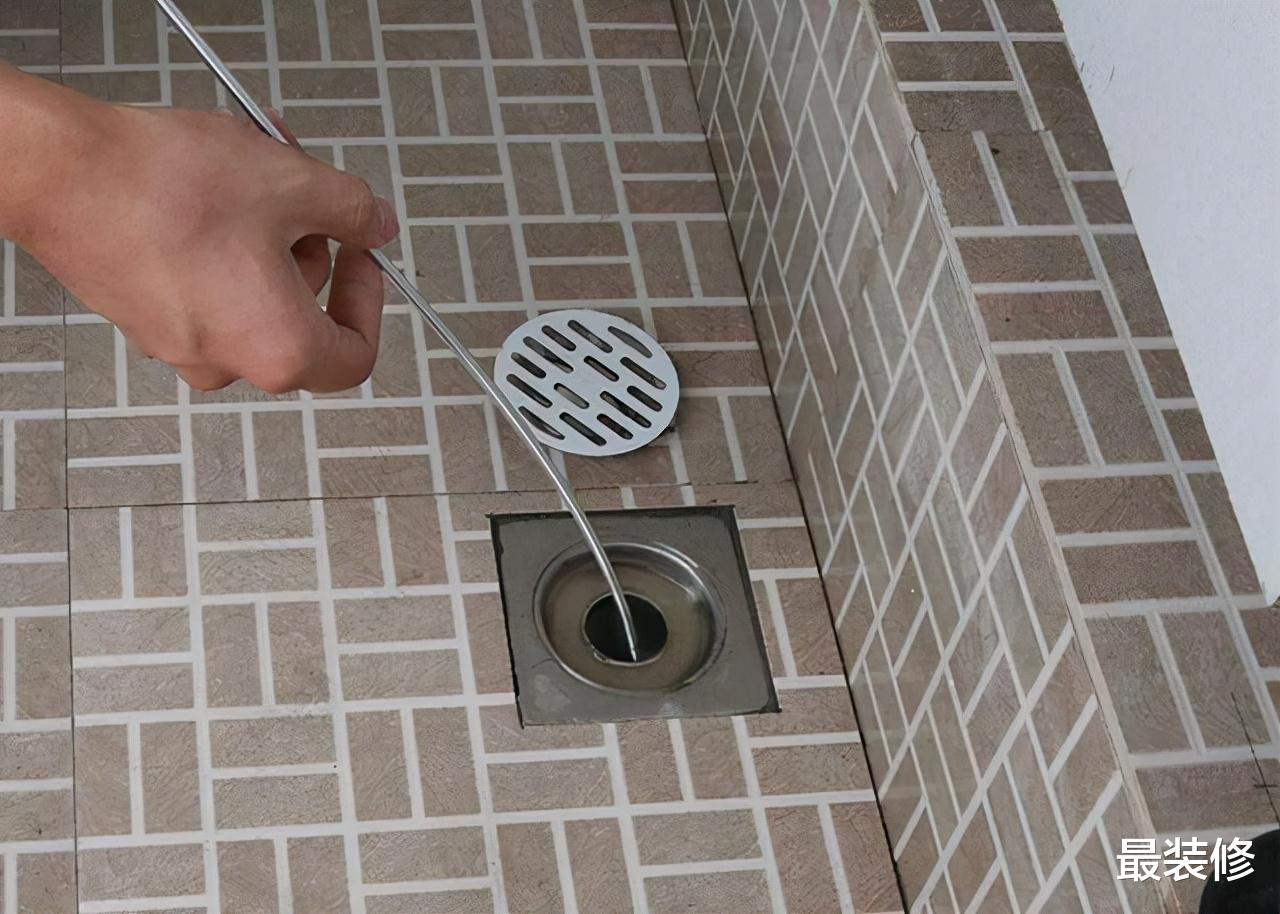 下水道堵了还用热水冲？老师傅教你几招，快速疏通没异味！