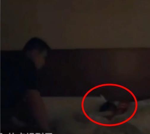 易烊千玺|易烊千玺“起床照”火了，刚睡醒的皮肤太抢镜，网友：你才20岁呀