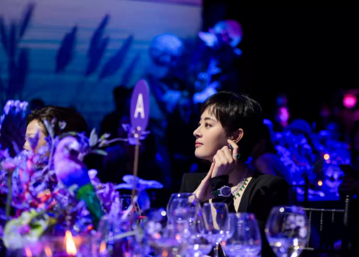 孙俪|孙俪一洗前耻新造型封神！穿深v黑礼服雍容大气变甄嬛，颜值开挂