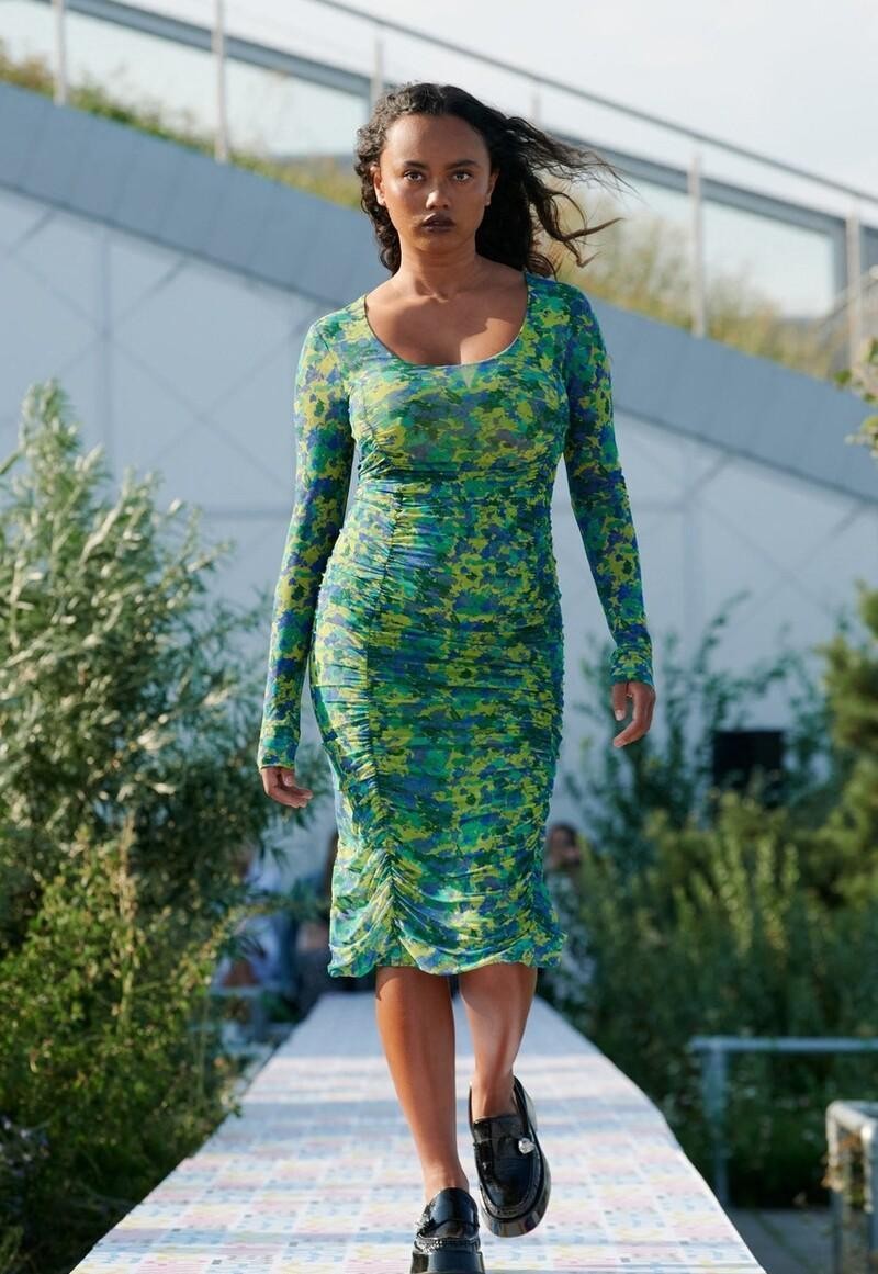 白小白的衣橱|谁说入秋不能穿碎花裙?一年四季都很“甜”的碎花裙,穿对了好美