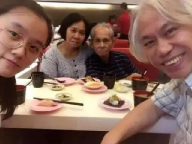 李坤城|因“爷孙恋”走红网络的17岁少女，8年过去了，脸上早已没了笑容