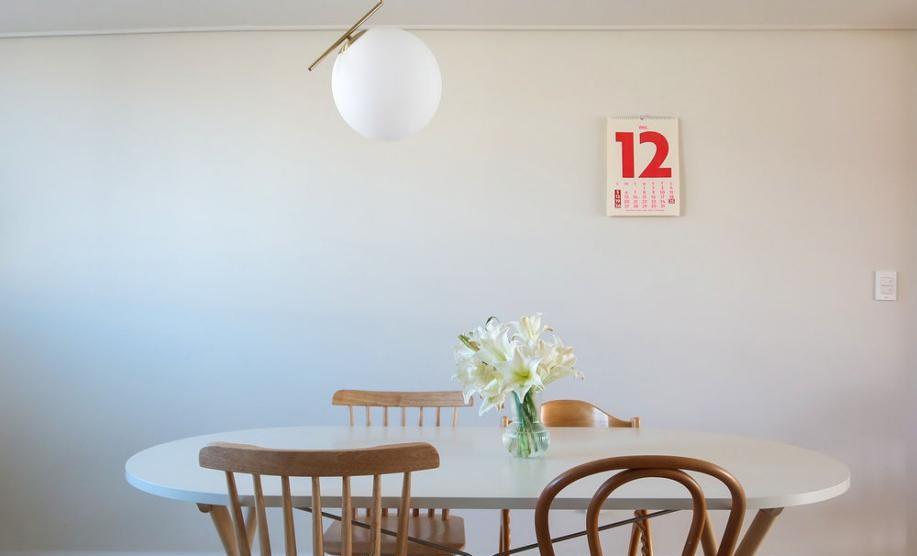 硬装简单些，尽管入住3年了，房子依旧如新！白色厨房显大清爽