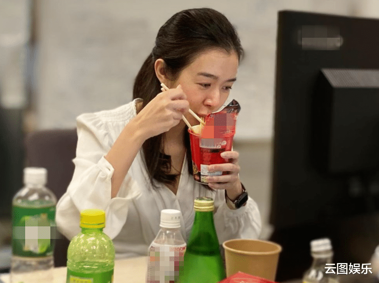 香港小姐|30岁港姐冠军转行当白领，忙到顶着素颜吃泡面，自嘲样子很憔悴