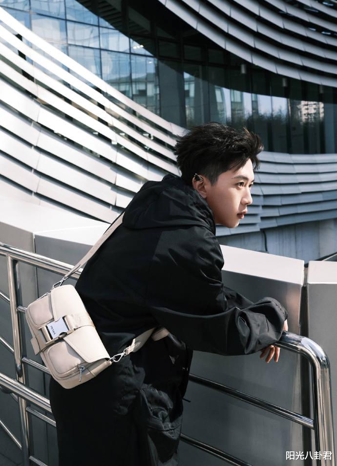 何炅|何炅与小鲜肉手牵手后续,费启鸣微博沦陷,评论不忍直视