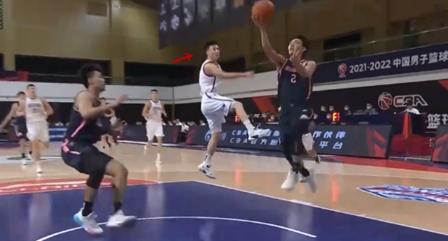 徐杰|眼神一瞟太逼真！防守者直接被晃飞！徐杰灵魂假动作：连赵睿也被骗了