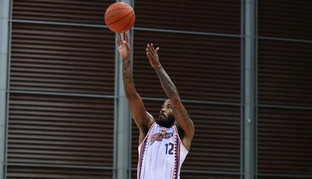 广东男篮|骚操作！曝上海大方送汤普森给广东真因，搞不好就是加强版的苏伟