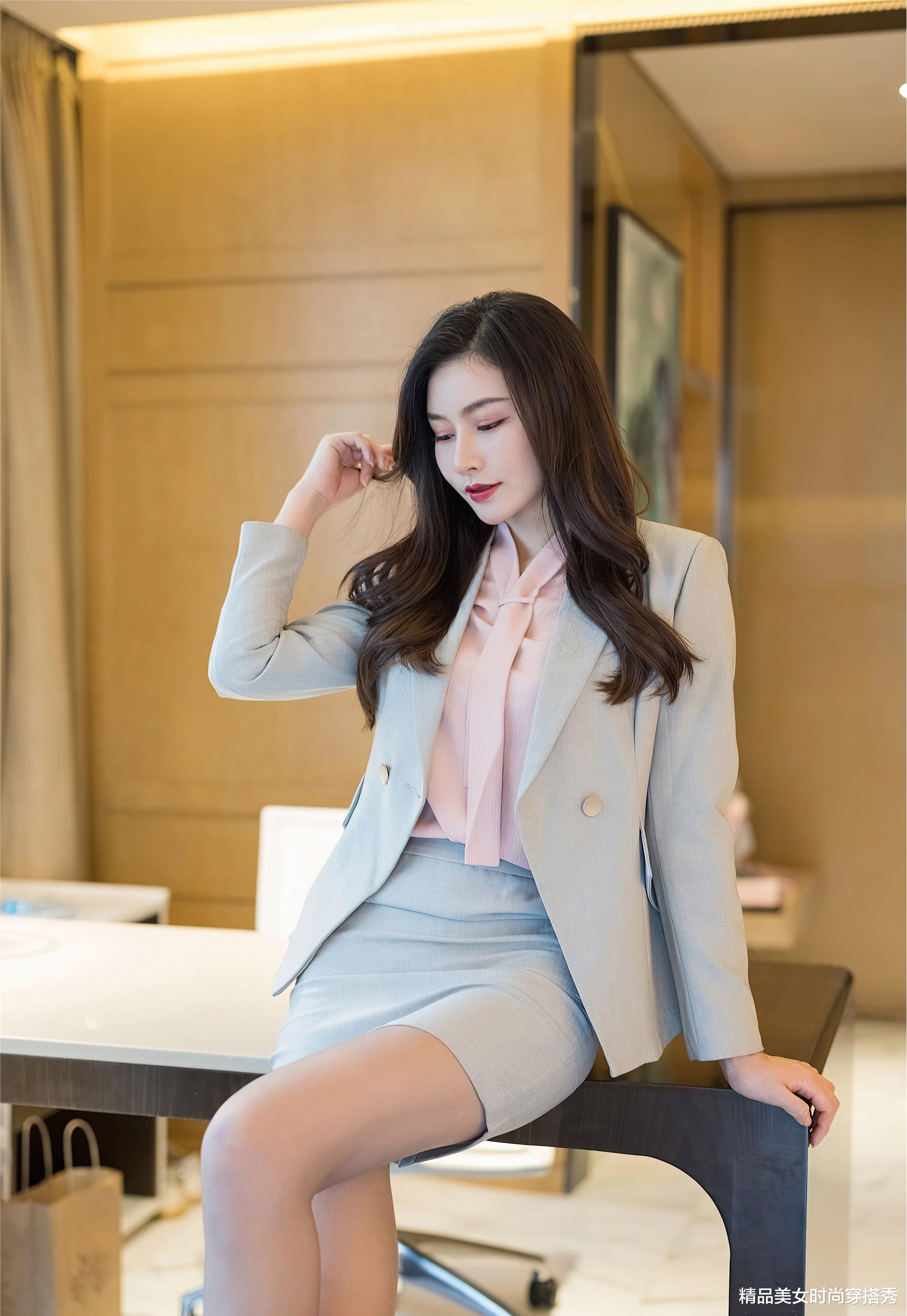 秘书|浅粉色衬衫搭配浅蓝色西服套装成熟有气质，让你轻松掌控全场