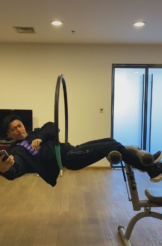 谢霆锋|谢霆锋挑战悬空呼啦圈？高难度动作一气呵成，网友喊话与柏芝复婚