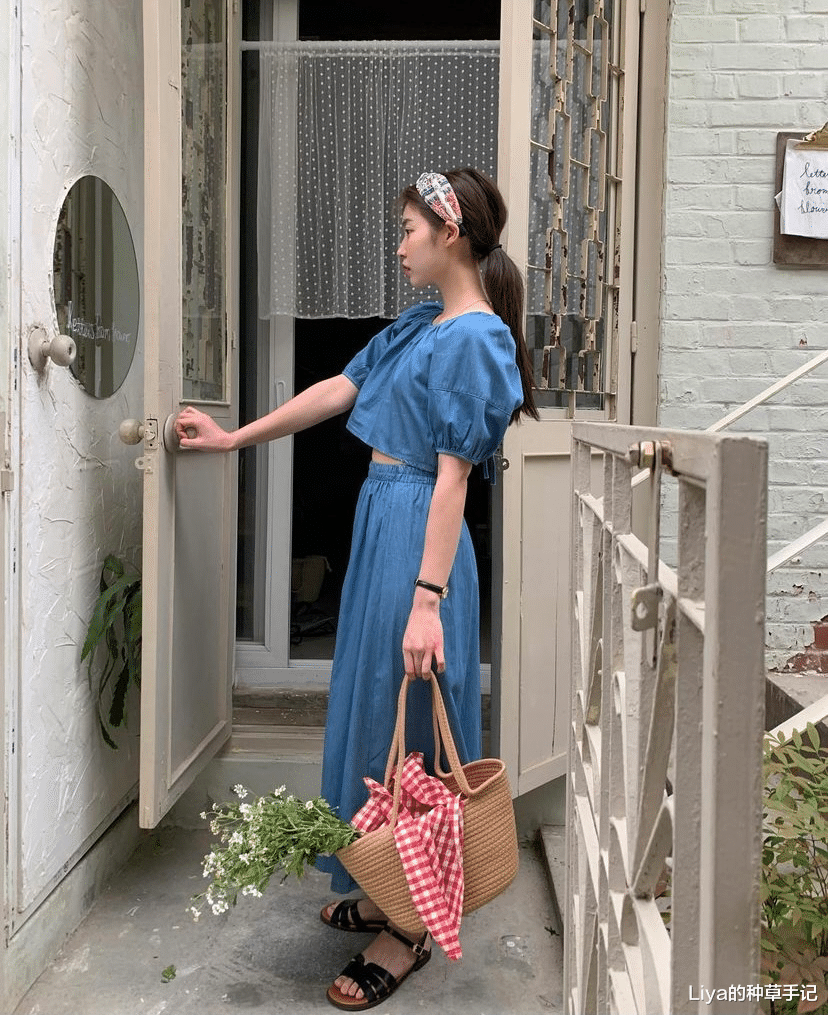 Liya的种草手记|还在穿一身黑？今夏爆火的“ 克莱因蓝 ”，显白又高级！