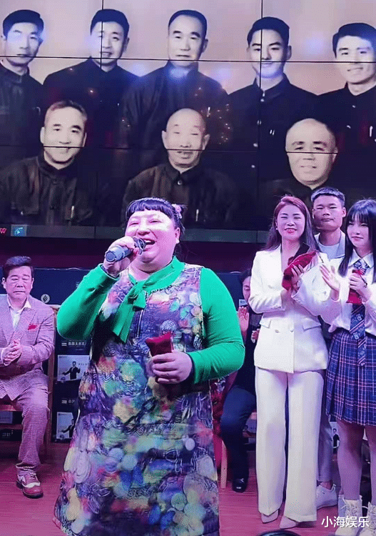 侯耀华|相声演员奇志办收徒仪式，74岁侯耀华坐C位，众弟子跪地齐喊师爷