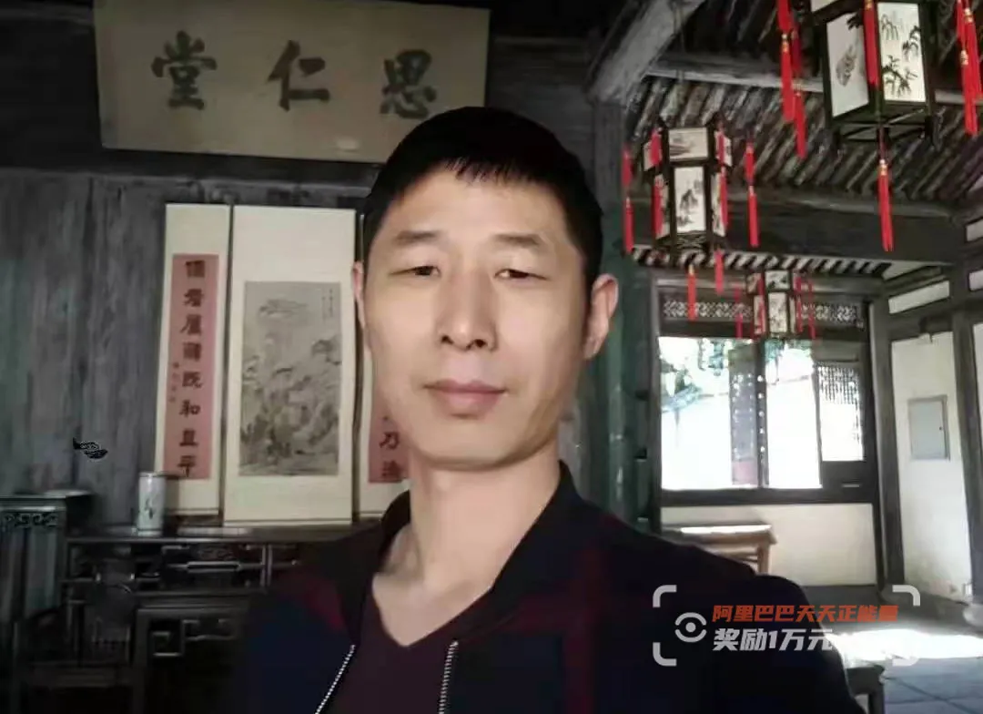 霍邱 ?0.1秒！男子车轮下奋力拽回7岁女童，自己却被撞飞，事后女孩这句话…