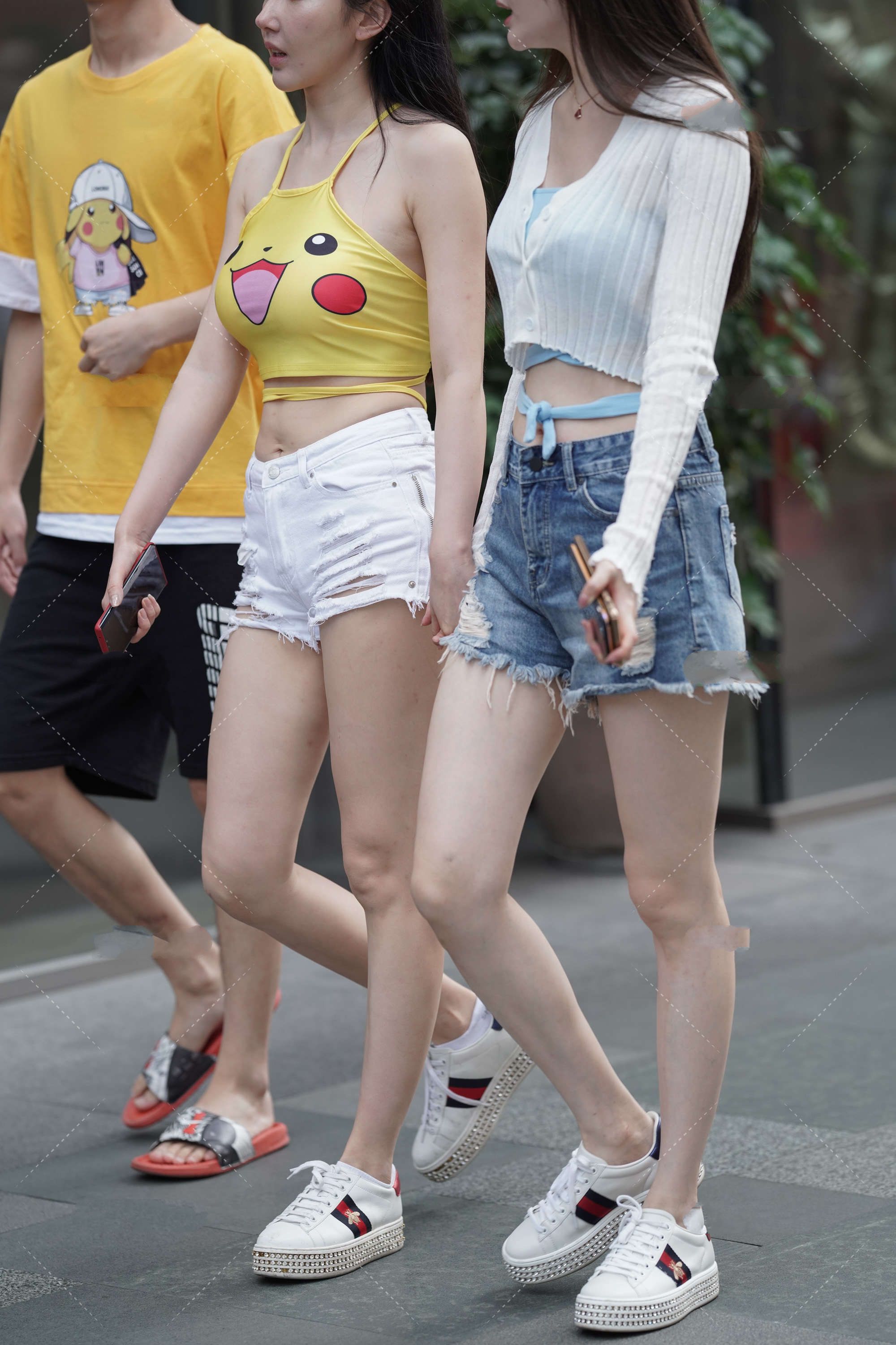 穿衣搭配|皮卡丘黄色小上衣搭配白色短裤，卡通可爱形象十足，创意新颖