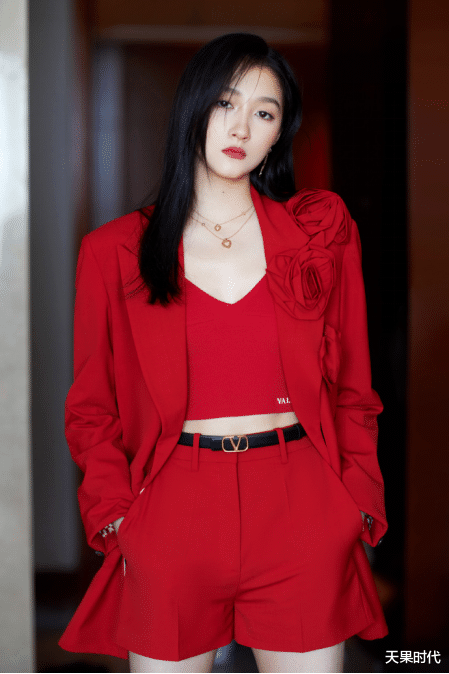 天果时代 关晓彤太绝了！大红色西装套装彰显成熟气场，怪不得鹿晗为之倾心