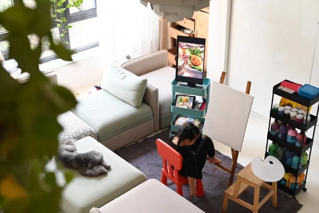 有娃家庭的客厅这么布置,空间多出10平米!好看又实用