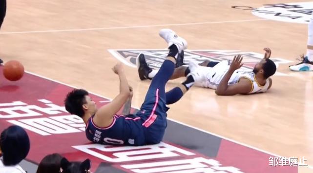 廣東男籃|遼寧隊真拼了，頂傷廣東隊兩員大將！裁判判罰違體犯規沒有爭議！