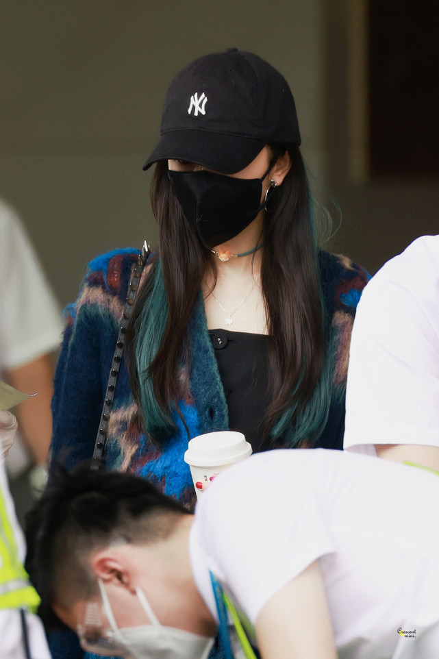 杨幂|杨幂真爱上了挑染发型！蓝色挑染发吸睛又亮丽，穿运动装气场全开