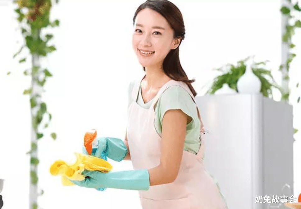 奶兔故事会|55岁住家保姆哭诉：给两位70岁大爷当保姆，他们的行为让我逃跑