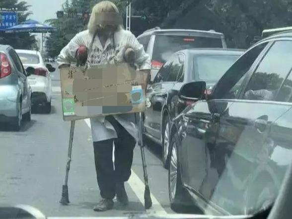 舜网 深恶痛绝!乞讨老人有4间房20万存款,其妻回应:多次劝阻仍我行我素