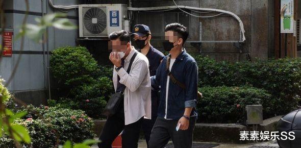 蔡忆凡父亲到殡仪馆认尸,隔着玻璃送别女儿,家人不考虑尸检