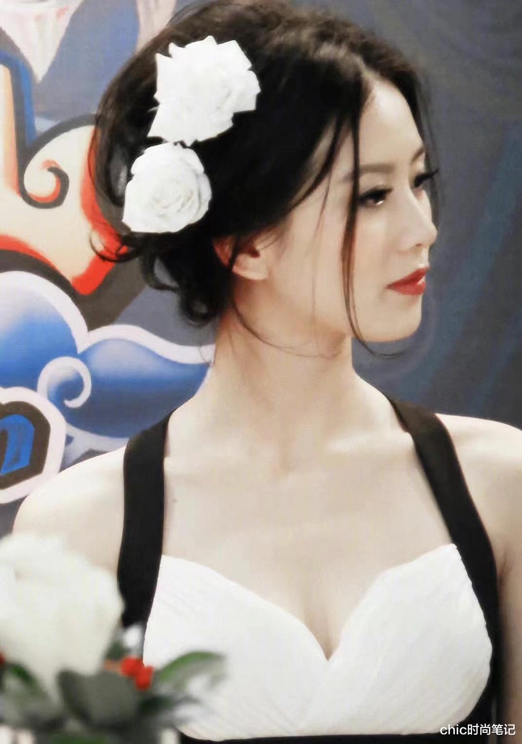 刘亦菲|顶着“小刘亦菲”头衔出道,却美得比肩,烟熏妆配小白裙不俗反仙