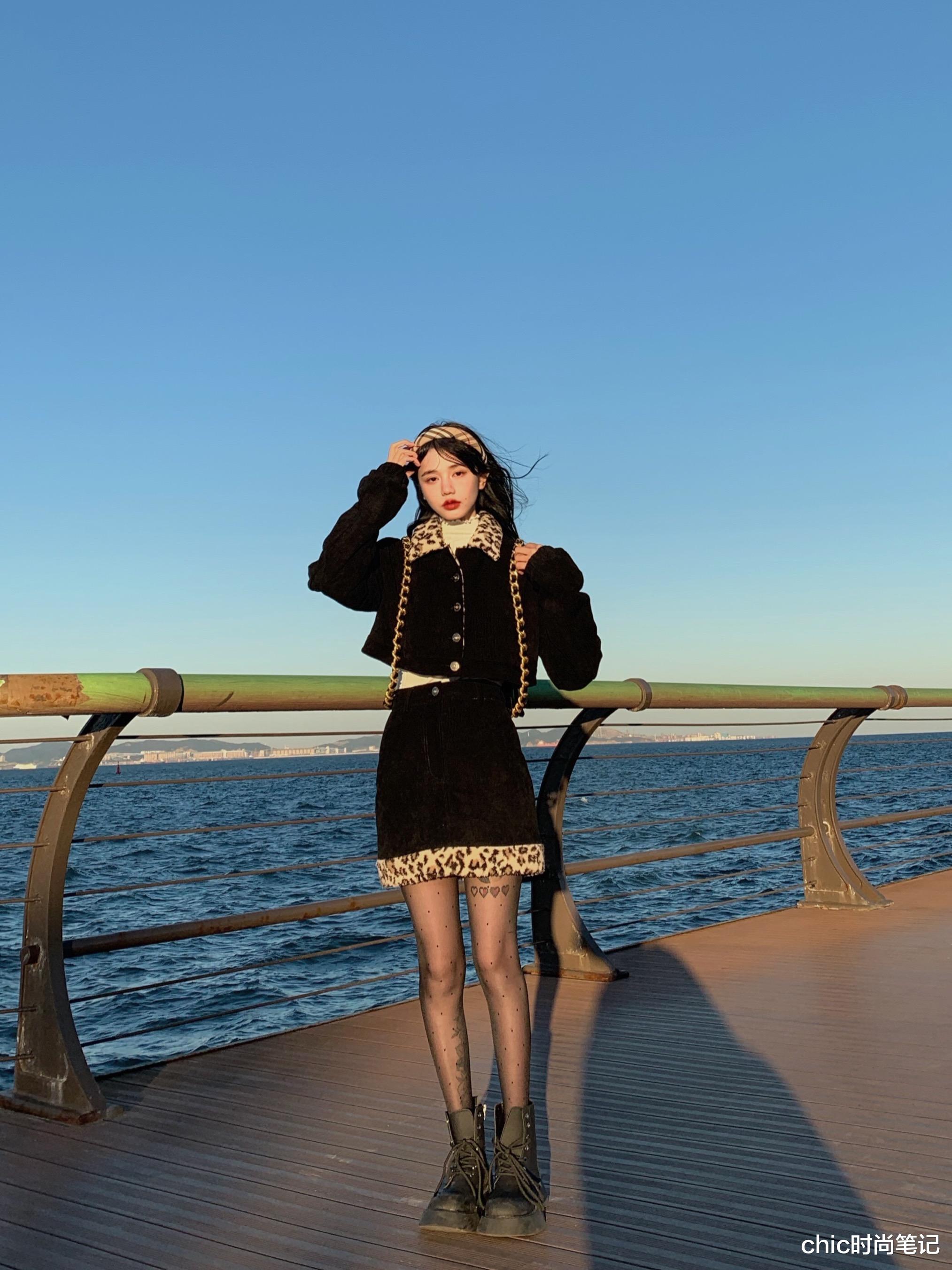 chic时尚笔记 娜扎一身凌厉美艳的黑裙, 可是看到鞋子却不淡定了, 明明很搭呀