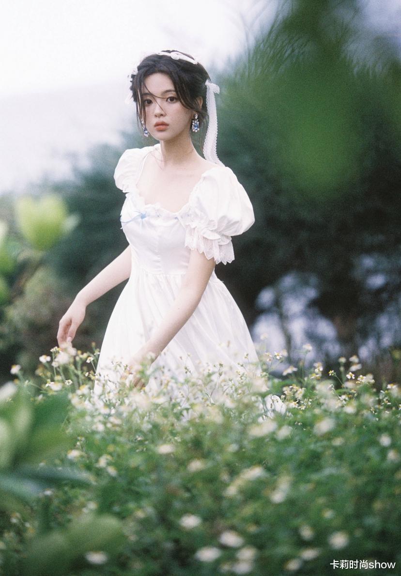 卡莉时尚show|杨超越太适合穿泡泡袖了，仙气中带着甜美，像误入凡尘的仙女