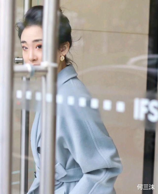 何三沫 简约款大衣不会过时,一件就可以穿很久,但前提是要会搭配才好看