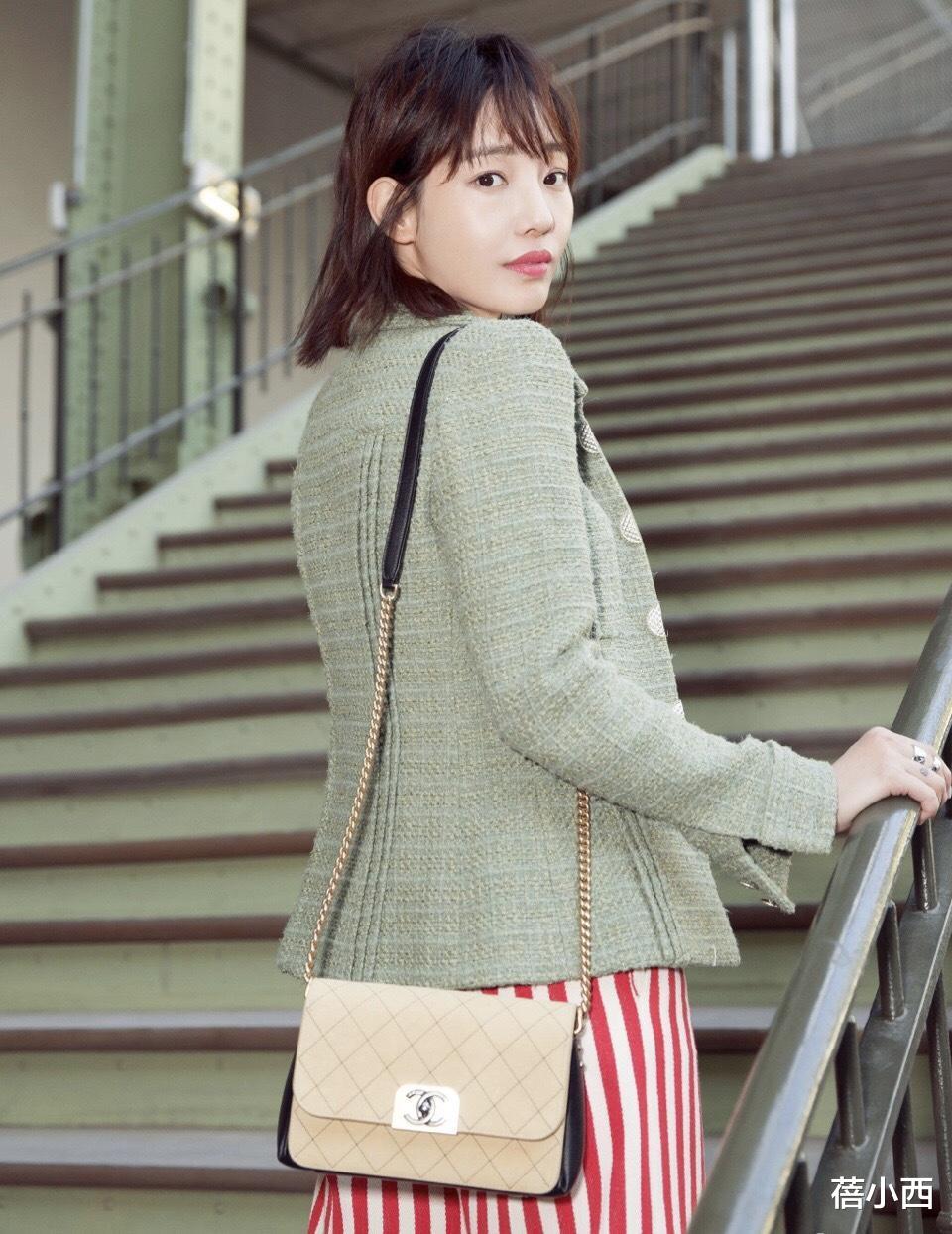 蓓小西 白百何又成功穿出了超模既视感,绿色外套配条纹阔腿裤,真高级