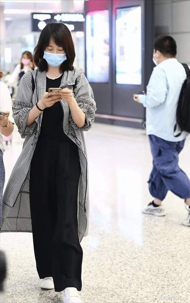 卡莉时尚show|左小青的美很有韵味，素颜状态穿休闲服，身材比例不输小姑娘